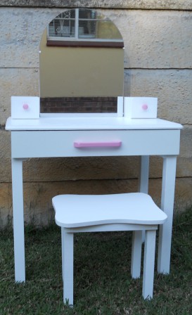 DSCN0570 Dressing table set, suitable for girls of up to 8 years old